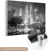 MuchoWow® Glasschilderij 180x120 cm - Schilderij acrylglas - De Petronas Towers verlicht in de avond - zwart wit - Foto op glas - Schilderijen