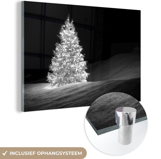 MuchoWow® Glasschilderij 60x40 cm - Schilderij acrylglas - Een verlichtte kerstboom tijdens de nacht - zwart wit - Foto op glas - Schilderijen