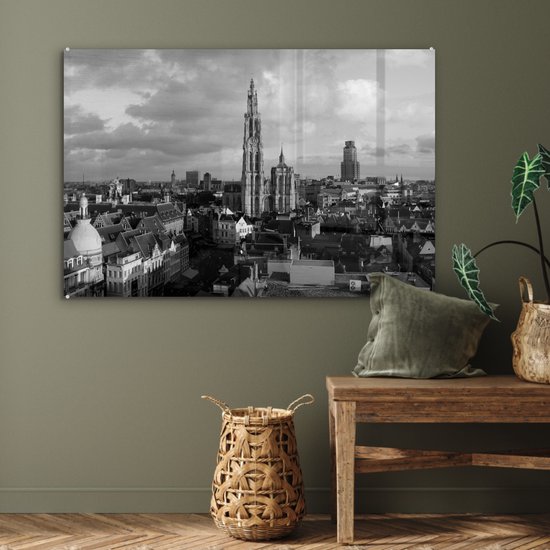 Zwart-wit stadsgezicht van Antwerpen met de kathedraal, hangend boven een houten bankje.