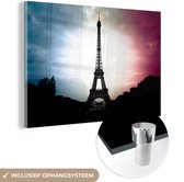 MuchoWow® Glasschilderij 180x120 cm - Schilderij acrylglas - De Eiffeltoren en de vlag van Frankrijk in de lucht - Foto op glas - Schilderijen