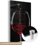 Photo de vin rouge versé dans un verre à vin en plexiglas 80x120 cm - Tirage photo sur Glas (décoration murale en plexiglas)