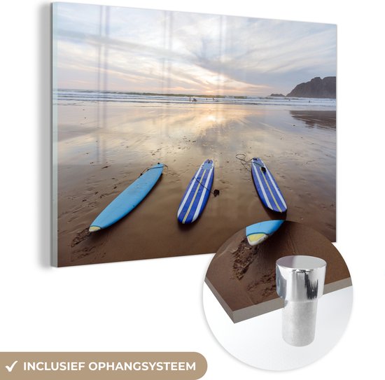 MuchoWow® Glasschilderij 30x20 cm - Schilderij acrylglas - De surfplanken liggend op het strand - Foto op glas - Schilderijen