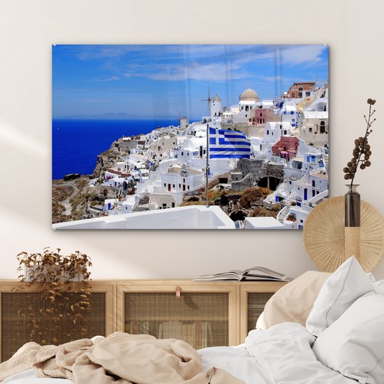 Drapeau de la Grèce entre les maisons blanches Plexiglas 120x80 cm - Tirage photo sur Glas (décoration murale en plexiglas)