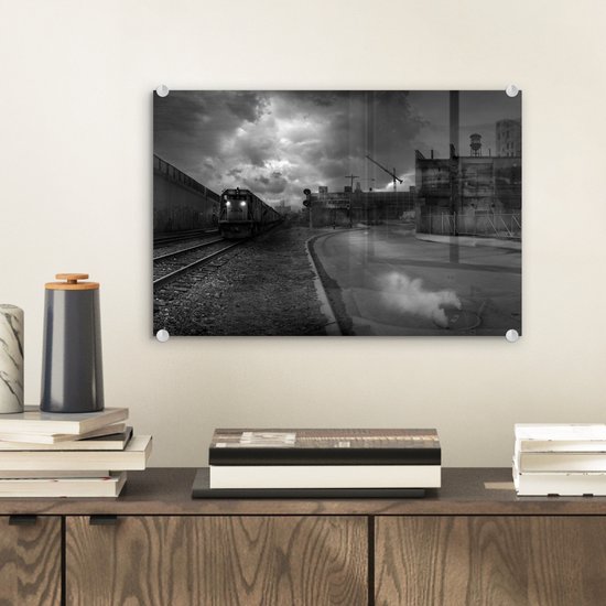 MuchoWow® Peinture sur verre 30x20 cm - Peinture sur verre acrylique - Bâtiments abandonnés à côté d'une voie ferrée - noir et blanc - Photo sur verre - Peintures