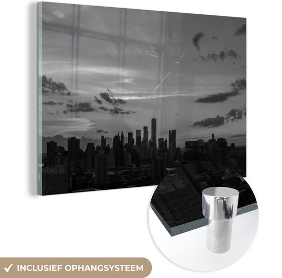 MuchoWow® Glasschilderij 60x40 cm - Schilderij acrylglas - Manhattan - Stad - Zwart - Wit - Foto op glas - Schilderijen