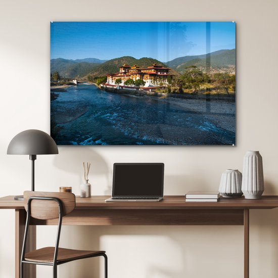 Punakha Dzong à côté d'une large rivière peu profonde au Bhoutan Plexiglas 90x60 cm - Tirage photo sur Glas (décoration murale en plexiglas)