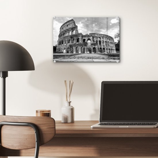 MuchoWow® Glasschilderij 30x20 cm - Schilderij acrylglas - Verlichte Colosseum in Rome - zwart wit - Foto op glas - Schilderijen