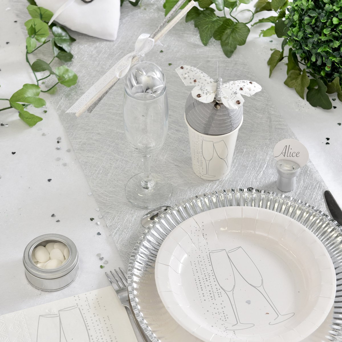 Santex Kerstdiner tafelloper op rol - 2x - metallic zilver glans - 30 x 500 cm - polyester