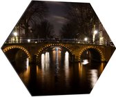 Dibond Hexagon - Verlichte Amsterdamse Gracht in de Nacht - 60x52.2 cm Foto op Hexagon (Met Ophangsysteem)