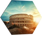 Dibond Hexagon - Zonsondergang achter het Colesseum in Rome, Italië - 60x52.2 cm Foto op Hexagon (Met Ophangsysteem)