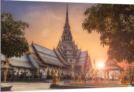 Dibond - Mooi Kasteel met Zonsondergang in Thailand - 150x100 cm Foto op Aluminium (Wanddecoratie van metaal)