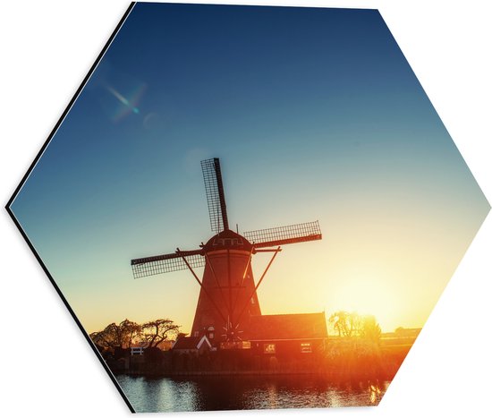 WallClassics - Dibond Hexagon - Traditionele Hollandse Molens aan Meer tijdens de Avondzon - 40x34.8 cm Foto op Hexagon (Met Ophangsysteem)