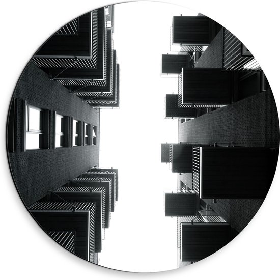 Dibond Muurcirkel - Onderaanzicht van Gebouwen in het Zwart Wit - 30x30 cm Foto op Aluminium Muurcirkel (met ophangsysteem)