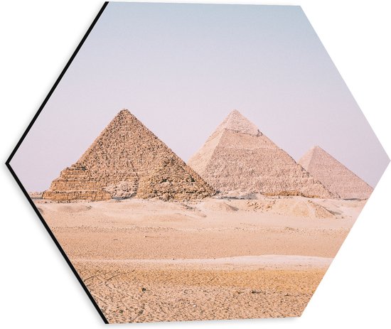 Dibond Hexagon - Piramides van Gizeh in de Woestijn - 30x26.1 cm Foto op Hexagon (Met Ophangsysteem)