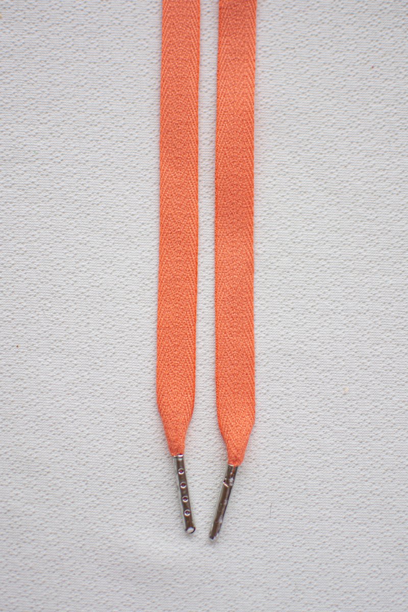 Schoenveters plat - perzik oranje - 120cm - zilveren nestels veters voor wandelschoenen, werkschoenen en meer