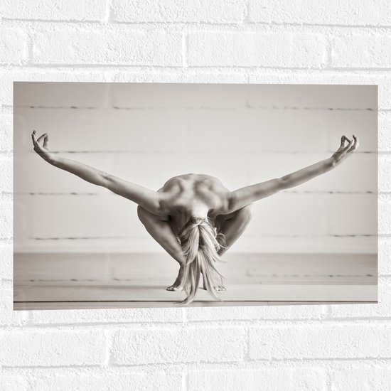 Muursticker - Vrouw met Gespreide Armen Yogapositie (Zwart- wit) - 60x40 cm Foto op Muursticker