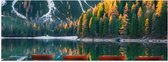 Poster Glanzend – Rij Houten Vissersbootjes op Meer bij Bosrand in Berggebied - 150x50 cm Foto op Posterpapier met Glanzende Afwerking