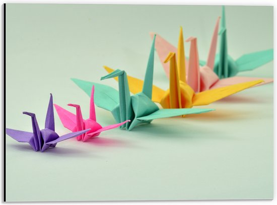 Dibond - Rij van Verschillende Grotes en Kleuren Origami Vogels op Lichtblauwe Achtergrond - 40x30 cm Foto op Aluminium (Met Ophangsysteem)