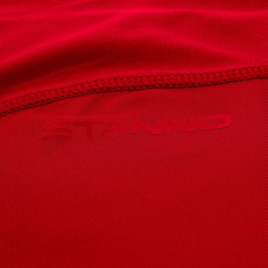 Gros plan détaillé d'un textile rouge avec logo Stanno discret.