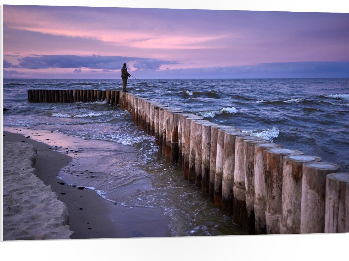 PVC Schuimplaat- Man op Palen in de Wilde Zee tijdens het Vissen - 105x70 cm Foto op PVC S