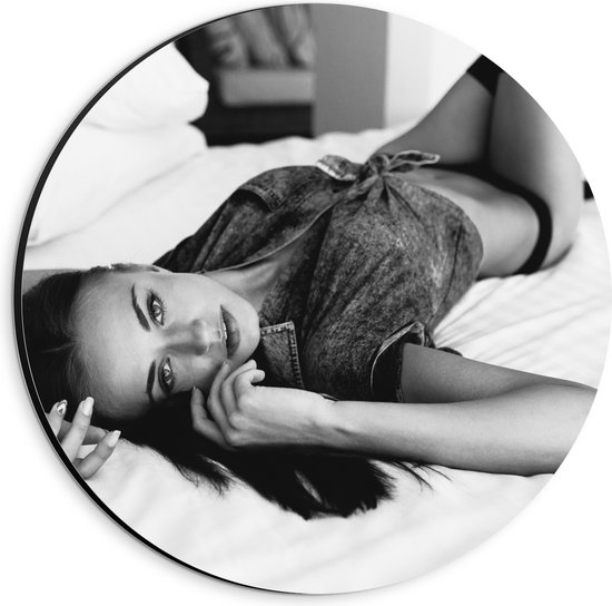 Dibond Muurcirkel - Poserende mooie Vrouw (Zwart- wit) - 20x20 cm Foto op Aluminium Muurcirkel (met ophangsysteem)