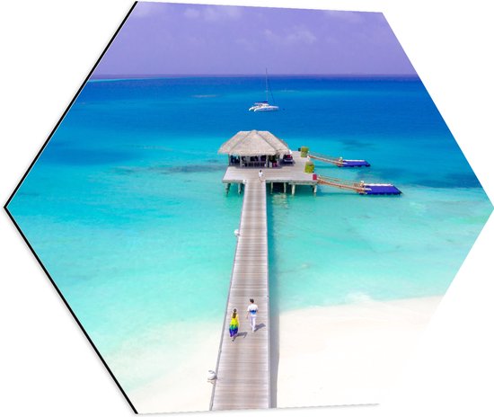 Dibond Hexagon - Stijger met Huisje op Zee en helder Blauw Water - Malediven - 60x52.2 cm Foto op Hexagon (Met Ophangsysteem)
