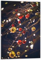 PVC Schuimplaat - Lampjes en Kerstballen in de Boom - 60x90 cm Foto op PVC Schuimplaat (Met Ophangsysteem)