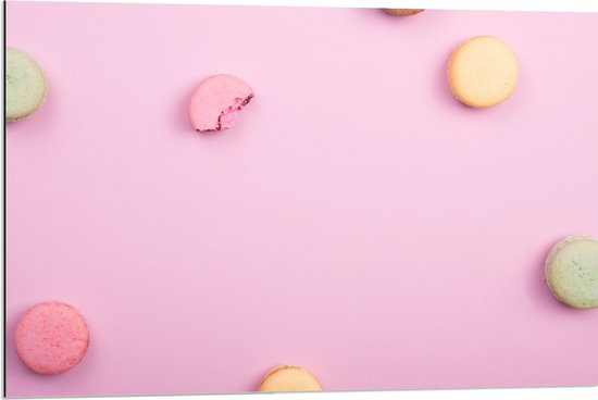 Dibond - Halve en Hele Macarons op Roze Achtergrond - 90x60 cm Foto op Aluminium (Met Ophangsysteem)