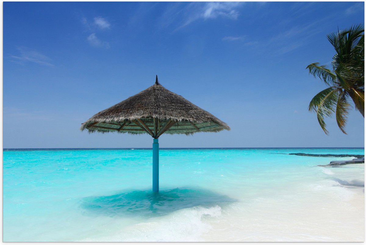 Poster Glanzend – Rieten Parasol op het Strand bij het Blauwe Water - 105x70 cm Foto op Po