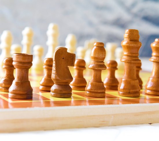 Thumbnail van een extra afbeelding van het spel schaakspel met schaakstukken opklapbaar schaakbord 29cm