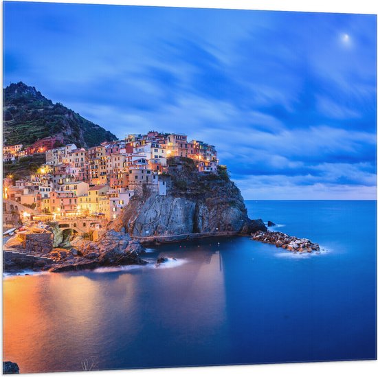Vlag - Verlicht Dorpje op Berg aan de Kust van Ligurische Zee, Italië - 100x100 cm Foto op Polyester Vlag