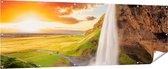 Gards Tuinposter Waterval in IJsland met Zonsondergang - 210x70 cm - Tuindoek - Tuindecoratie - Wanddecoratie buiten - Tuinschilderij