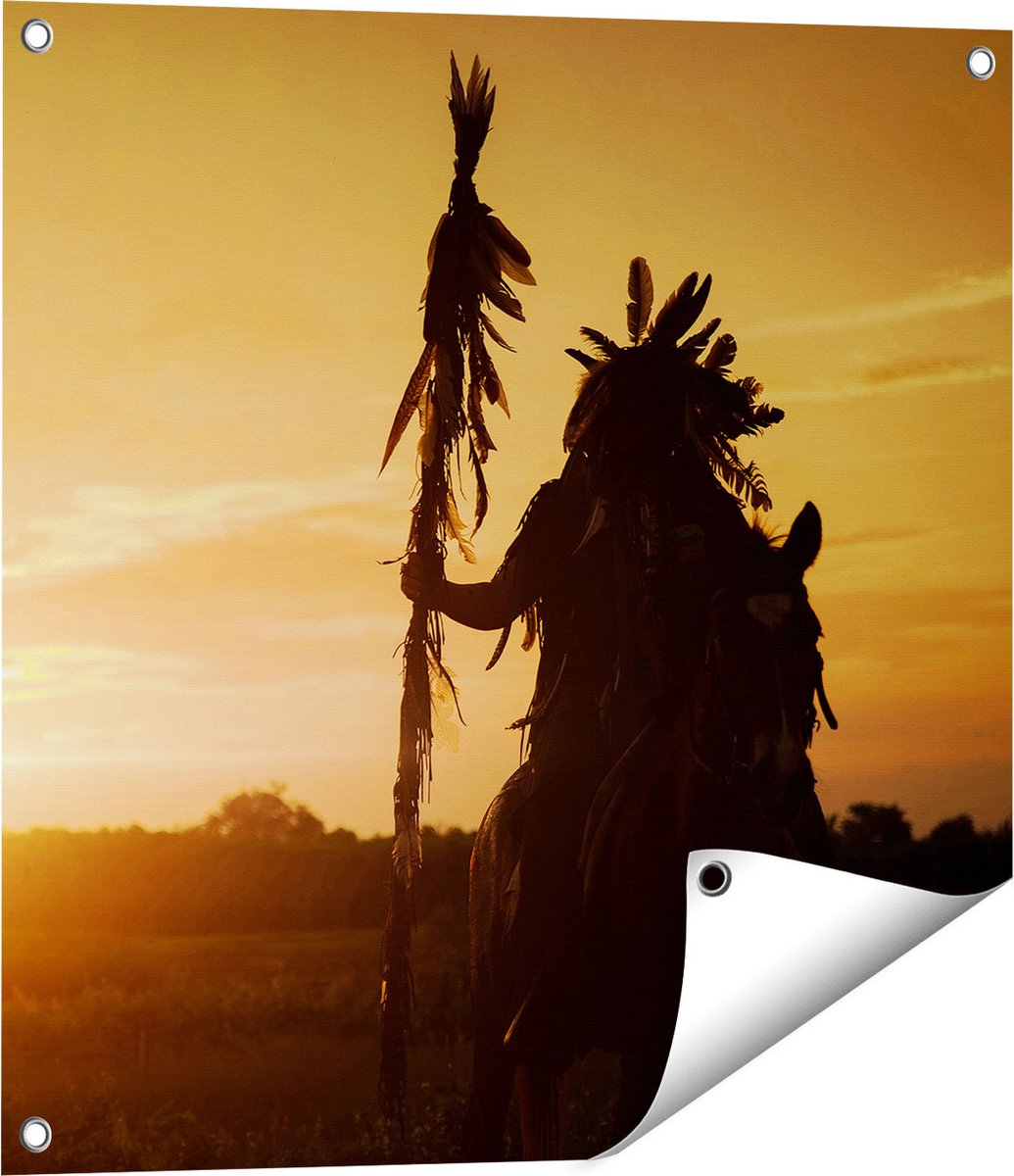 Gards Tuinposter Indiaan met een Speer bij Zonsondergang - 60x60 cm - Tuindoek - Tuindecoratie - Wanddecoratie buiten - Tuinschilderij Multikleur