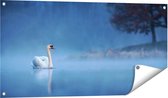 Gards Tuinposter Zwaan op het Water tussen de Mist - 100x50 cm - Tuindoek - Tuindecoratie - Wanddecoratie buiten - Tuinschilderij