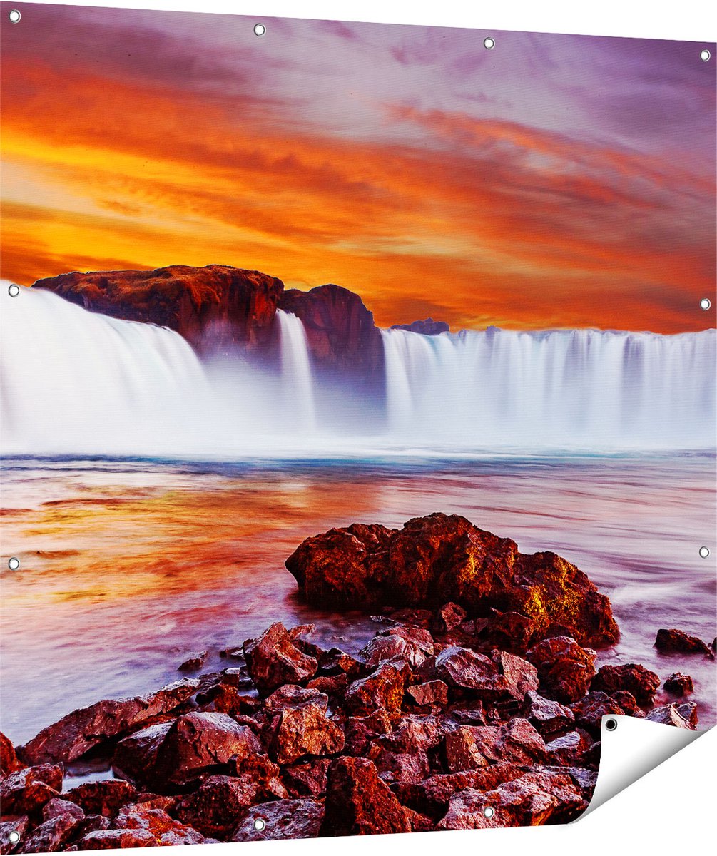 Gards Tuinposter Waterval bij een Oranje Hemel - 120x120 cm - Tuindoek - Tuindecoratie - Wanddecoratie buiten - Tuinschilderij Multikleur