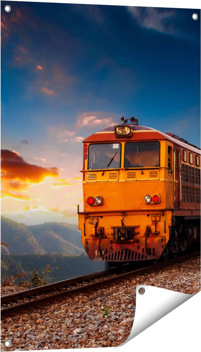 Gards Tuinposter Trein tussen de Bergen in Thailand - 60x90 cm - Tuindoek - Tuindecoratie - Wanddecoratie buiten - Tuinschilderij Multikleur