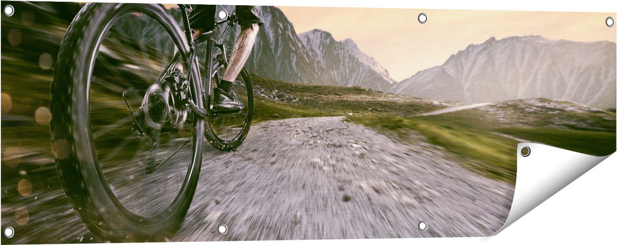 Gards Tuinposter Moutainbike Fietser in de Bergen - 120x40 cm - Tuindoek - Tuindecoratie - Wanddecoratie buiten - Tuinschilderij Multikleur
