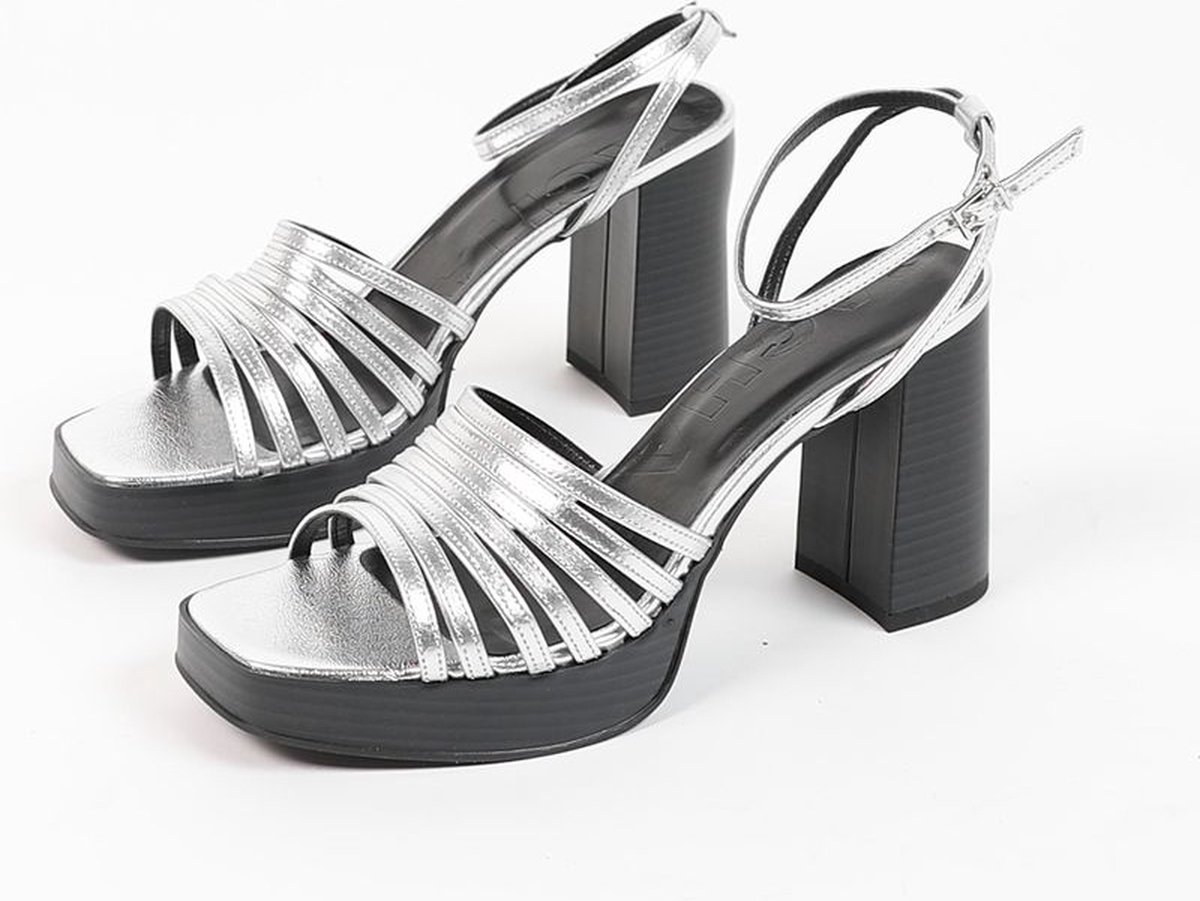 Sacha - Dames - Zilverkleurige metallic sandalen met hak - Maat 38 | bol.com