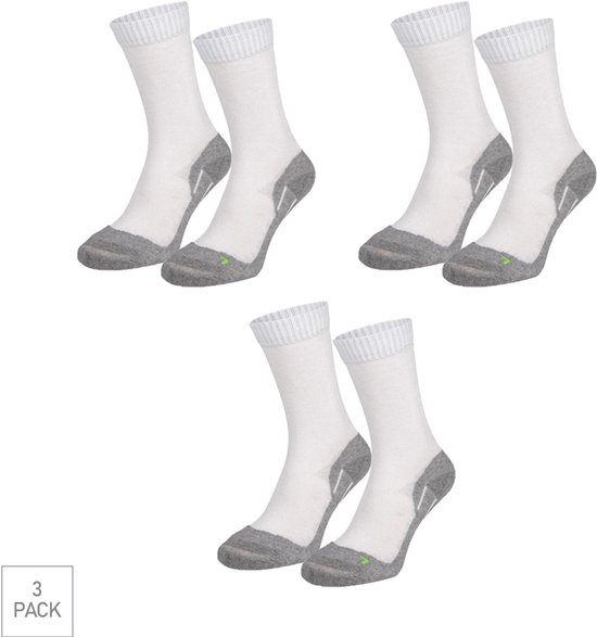 3-pack witte wandelsokken, twee per paar, met grijze versteviging bij hiel en teen. Groen logo op de teen.
