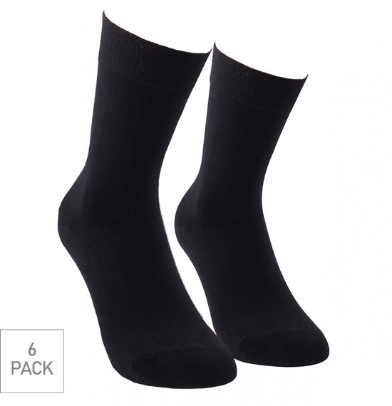 Deux chaussettes noires, la chaussette droite affiche '6 PACK' dans un carré.