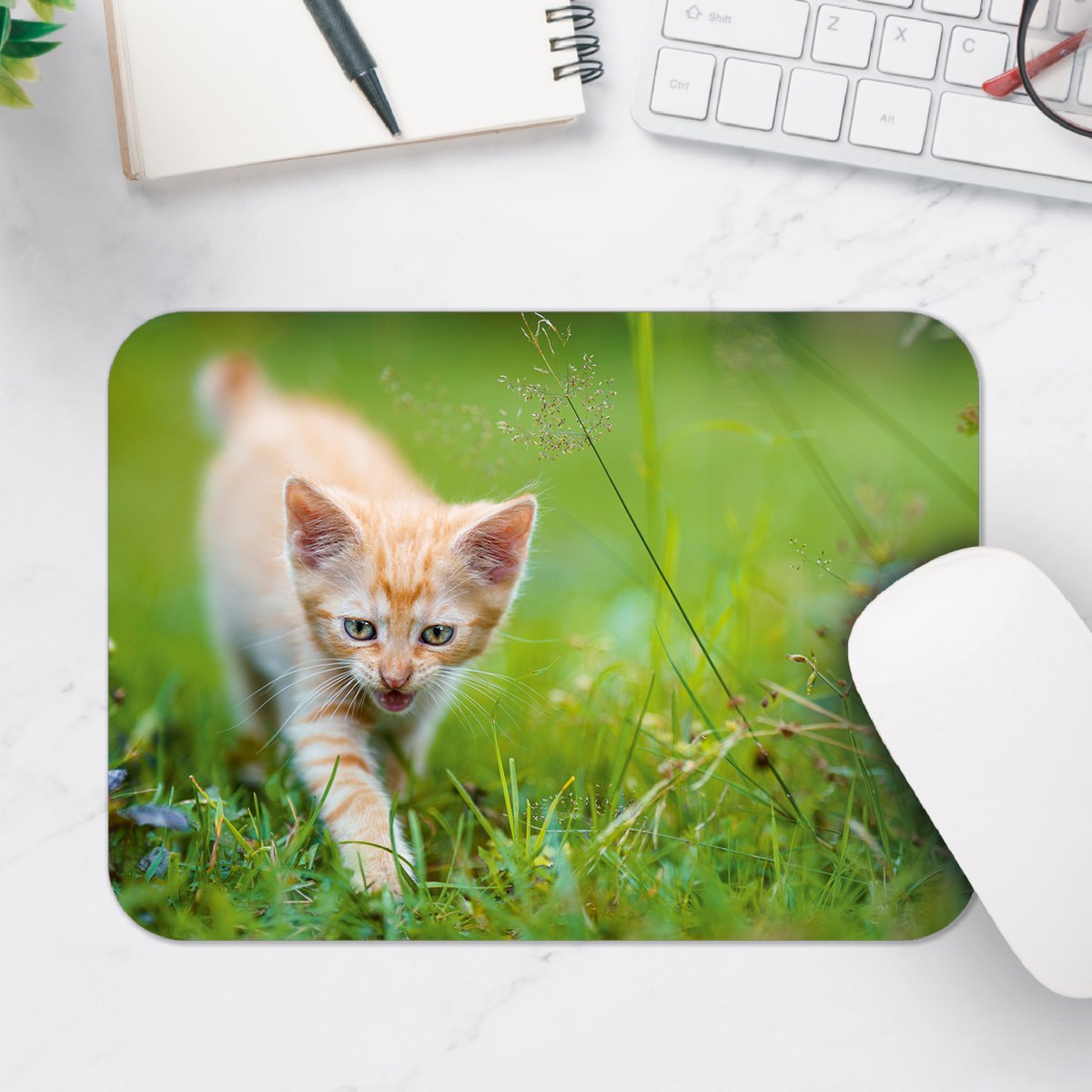 Muismat - Wilde Roodharige Kitten in Groen Grasveld - 25x18 cm - 2 mm Dik - Muismat van Vinyl