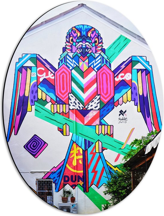 Dibond Ovaal - Kunstige Vogel met Graffiti op Gebouw - 42x56 cm Foto op Ovaal (Met Ophangsysteem)