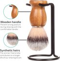 Scheerkwast met houten handvat en synthetische haren, op zwarte houder.