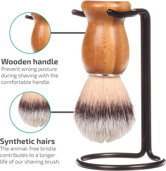 Scheerkwast met houten handvat en synthetische haren, op zwarte houder.