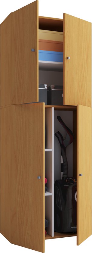 Houten kast met vier deuren, twee open. Bovenkast met gevouwen dozen. Onderkast met schoonmaakmiddelen en stofzuiger.