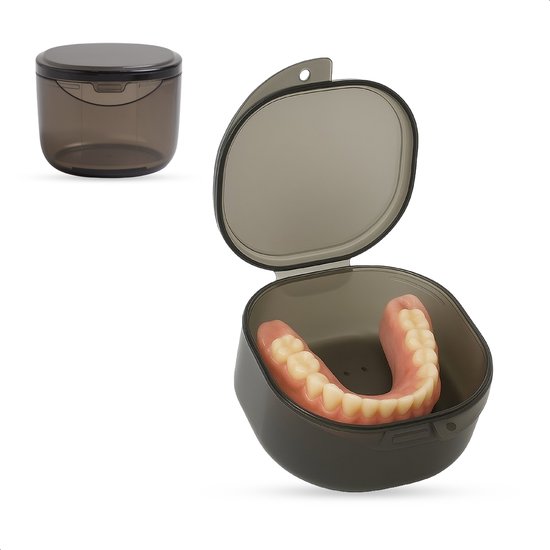 Doorzichtige kunstgebithouder met een kunstgebit erin. Naast de geopende houder staat een gesloten houder.