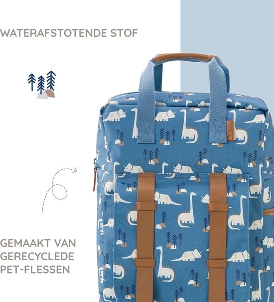 Blauwe rugzak met dinosaurussenprint, bruine riemen en de tekst 'WATERAFSTOTENDE STOF' en 'GEMAAKT VAN GERECYCLEDE PET-FLESSEN'.