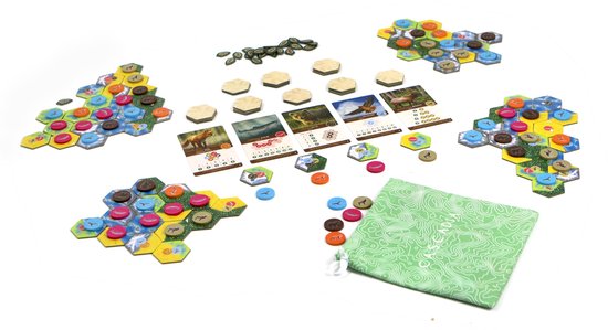 Zes verschillende hex-tegels, kaartjes met dieren en spelcomponenten op een witte achtergrond.