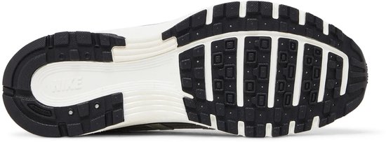Onderkant van een zilverkleurige Nike P-6000 sneaker met zwart profiel en Nike logo.
