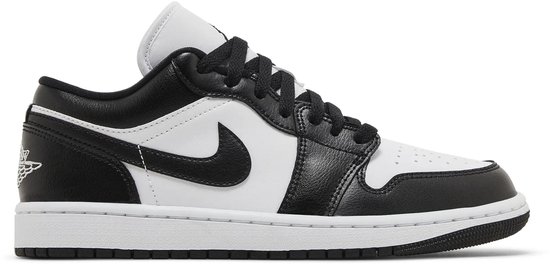 Zwarte en witte lage sneaker met perforaties op de neus en een zwart Jordan-logo op de zijkant.